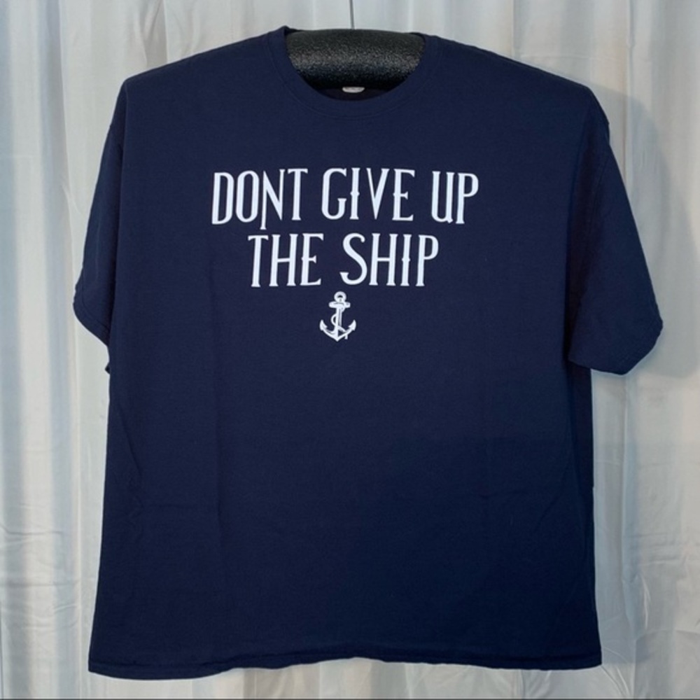 Gildan navy blue short sleeve tee shirt.